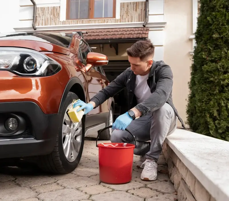 Lavage auto à domicile Saint-Gérand-Croixanvec : professionnel intervenant sur un véhicule